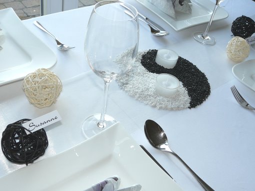 Tischdeko-online mit dem Mustertisch Asia. Tisch 2. Bild 2.  Details.  Bambusgirlanden,  Yingyang, Rattankugel für Ihre Hochzeit als Tischdekoration oder die private Feier.